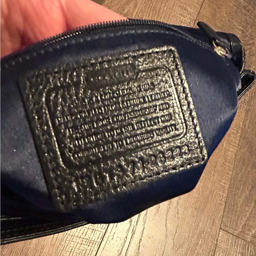 Coach black leather shoulder bag with gold accents - Picture 10 of 11